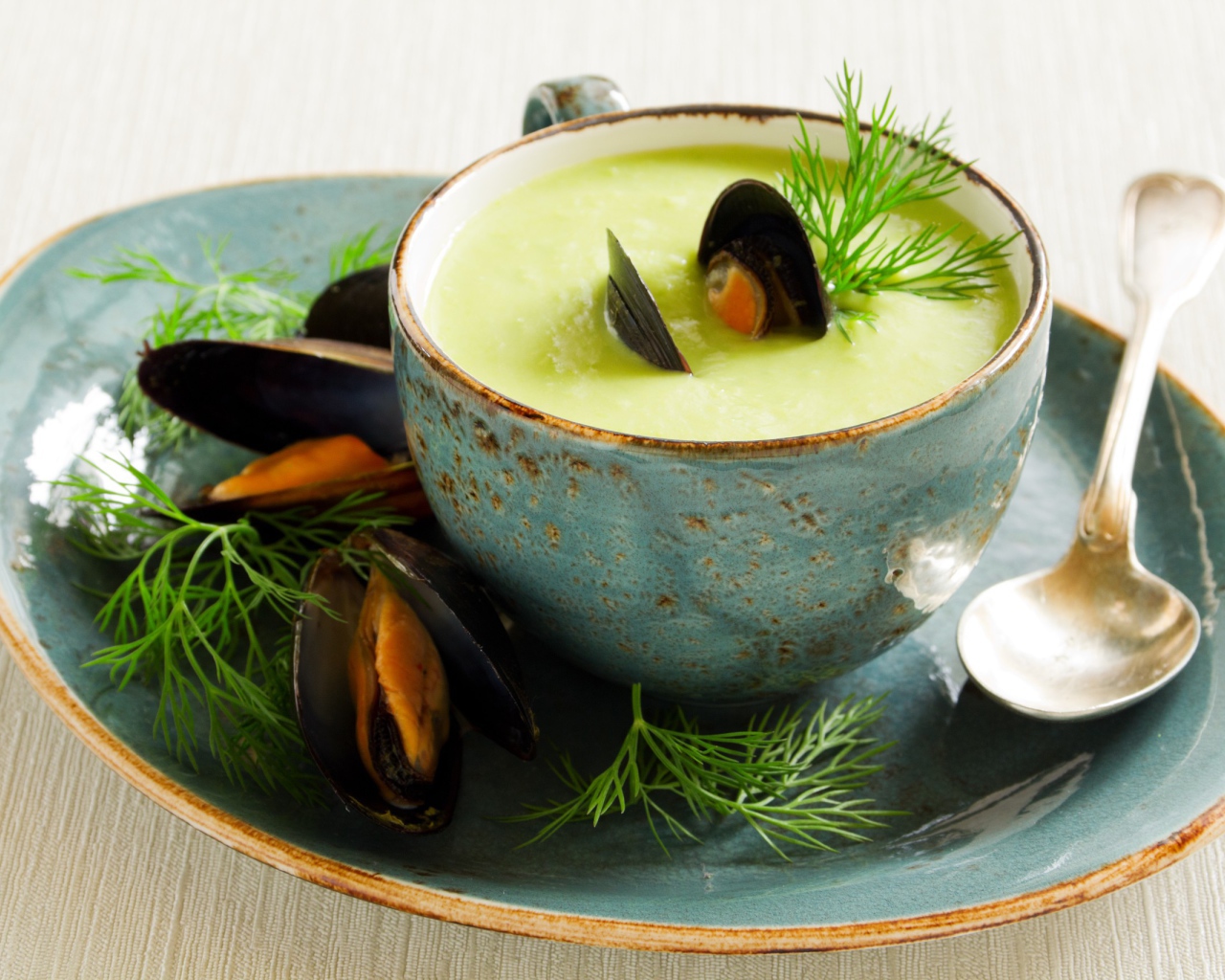 Суп из мидий в суповой чашке 