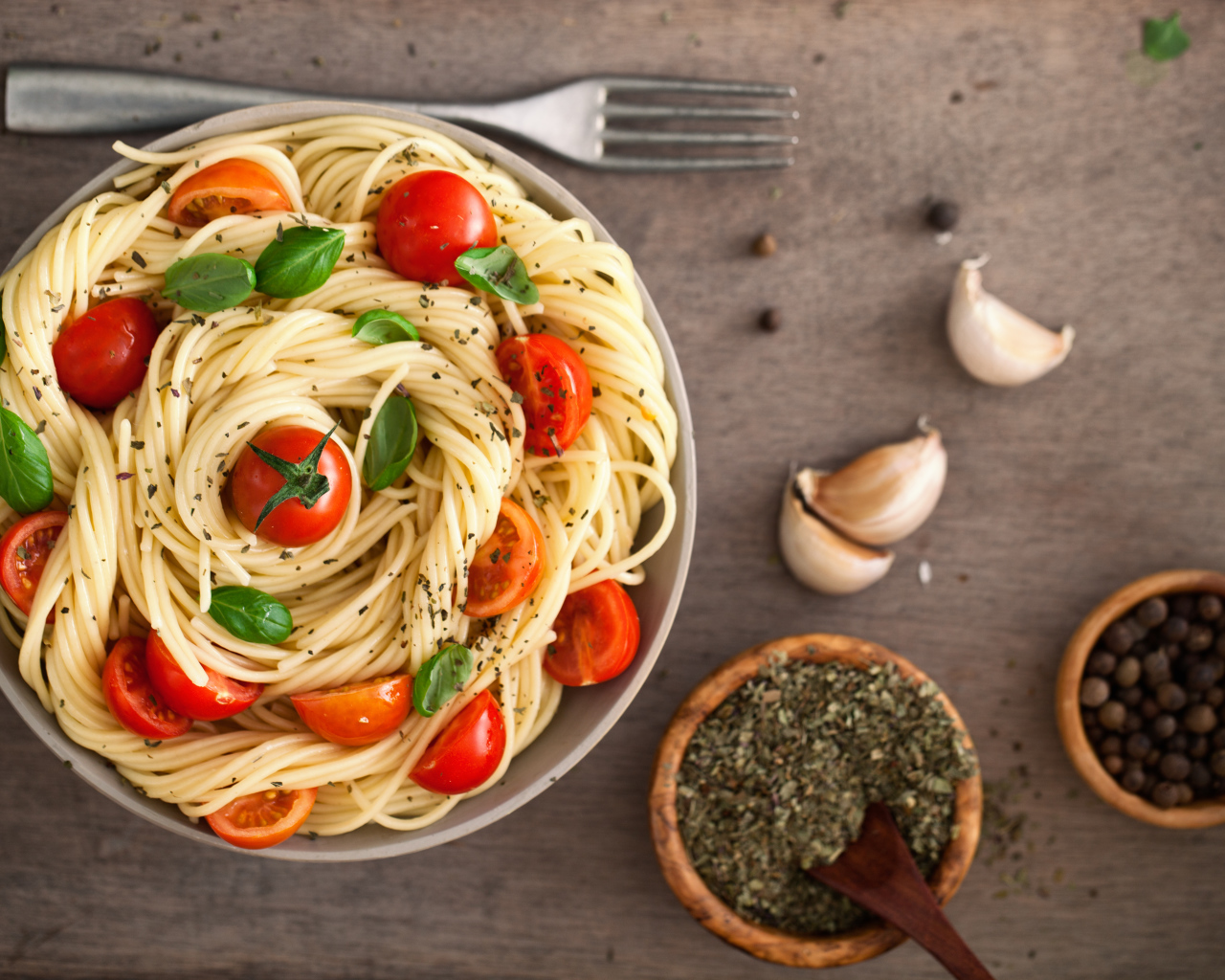 Спагетти со свежими помидорами и специями 