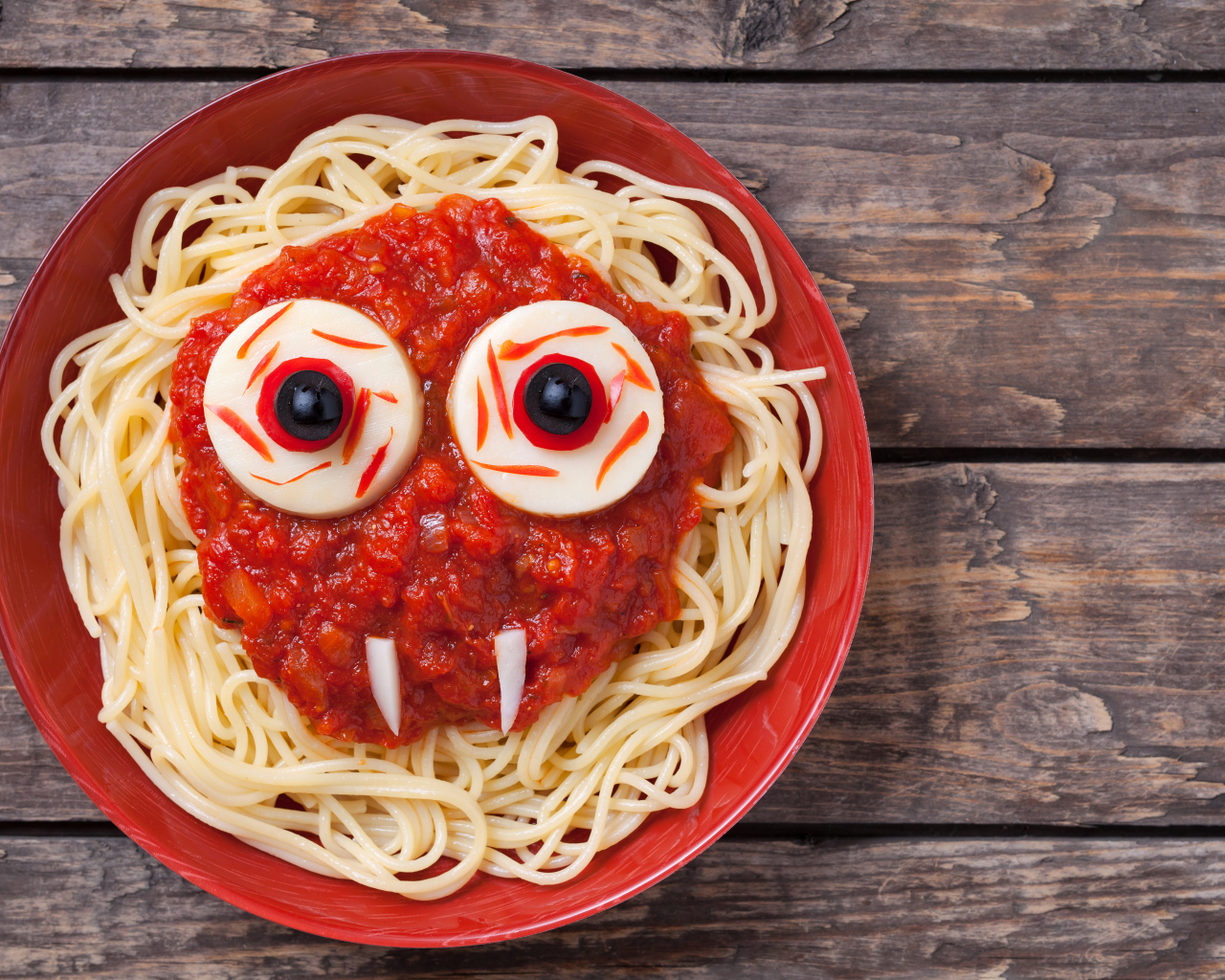 Спагетти с соусом на красной тарелкой блюдо на Хэллоуин