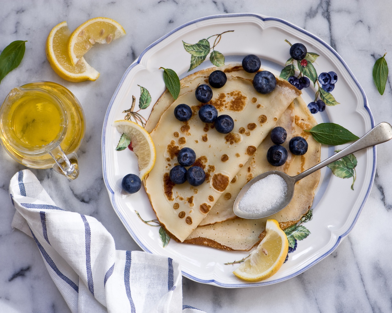 Тонкие блинчики с черникой, лимоном и медом