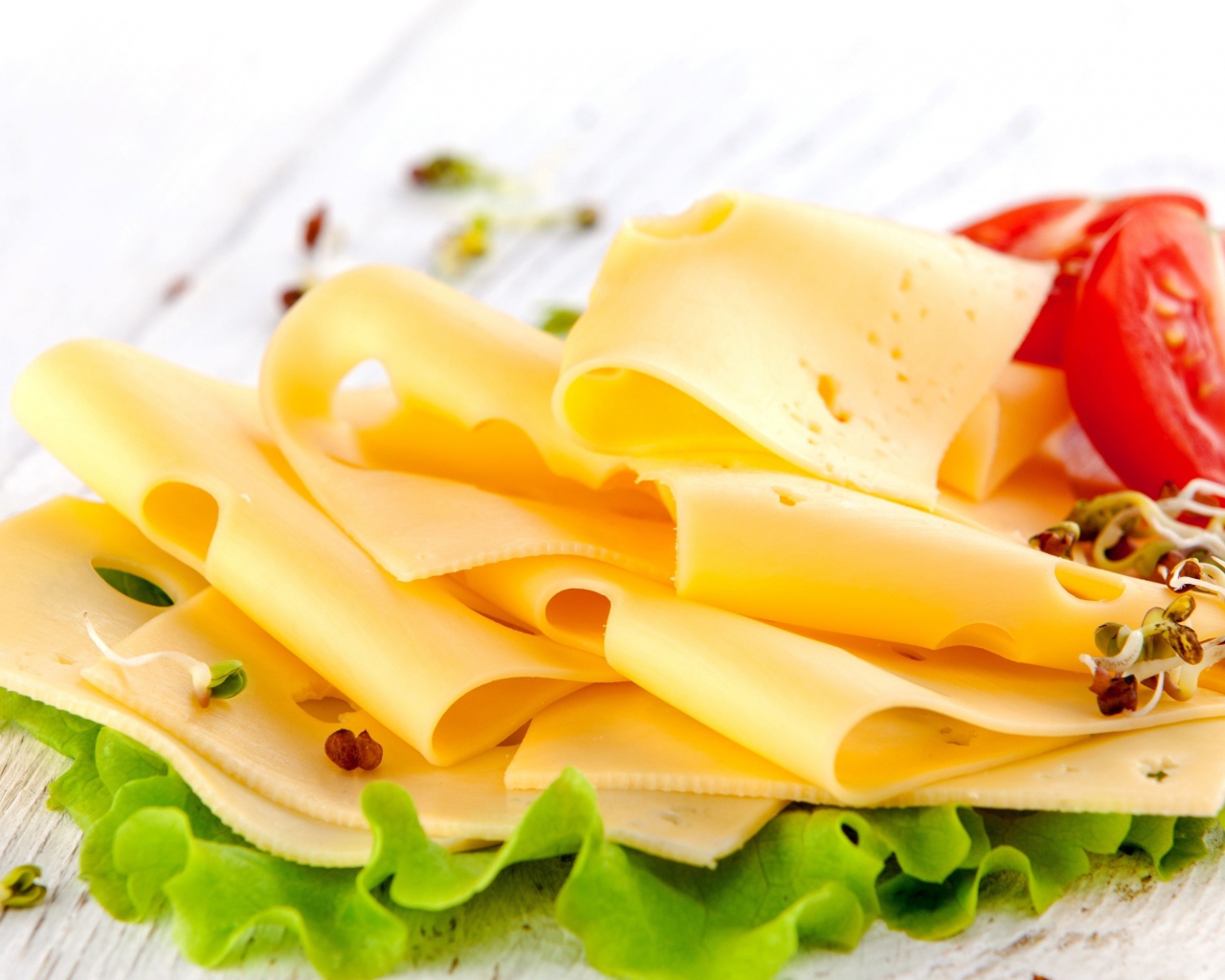 Тонко нарезанный сыр с помидорами