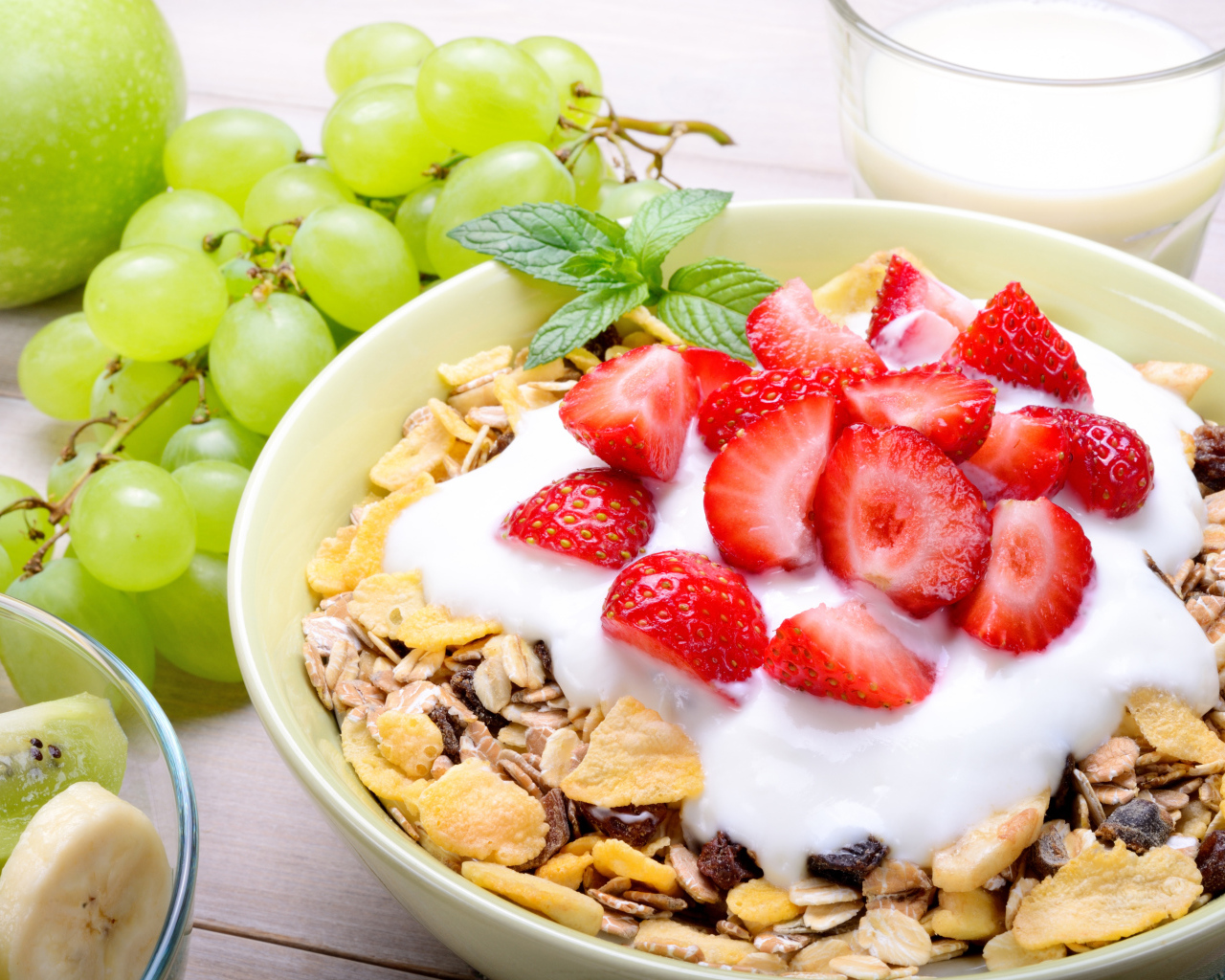 Мысли на завтрак с ягодами клубники,  виноградом и сливками