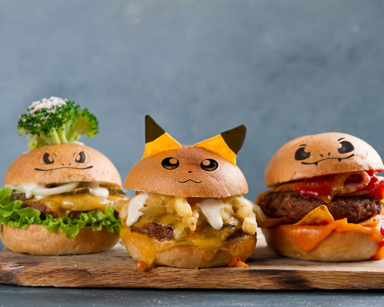 Три аппетитных гамбургера украшены в виде покемонов