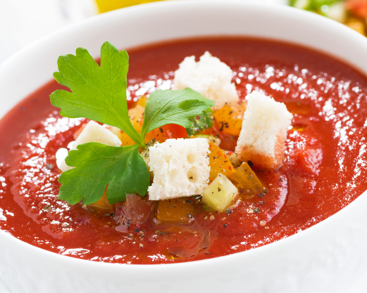 Томатный суп в белой тарелке с гренками 