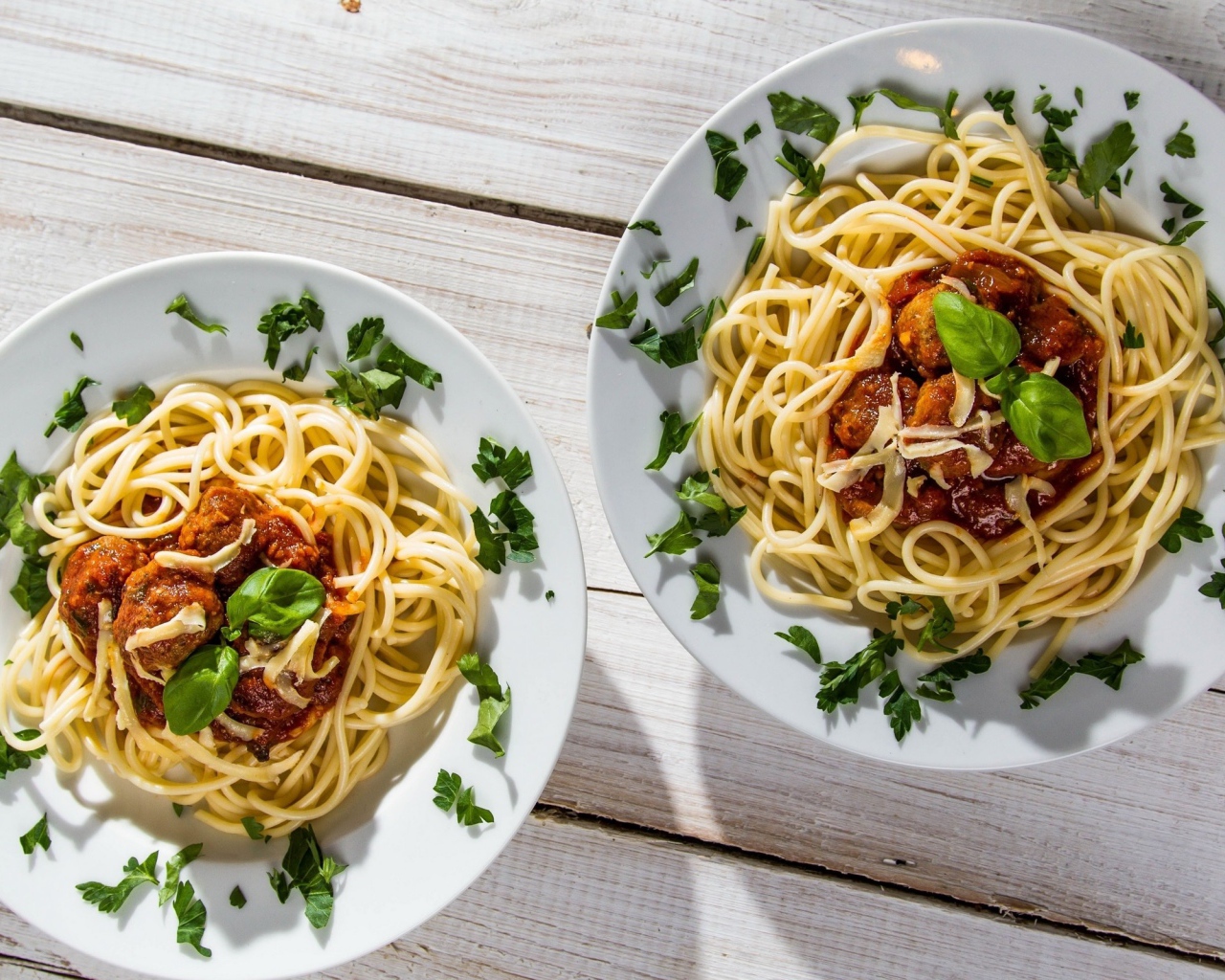 Две тарелки аппетитных спагетти 