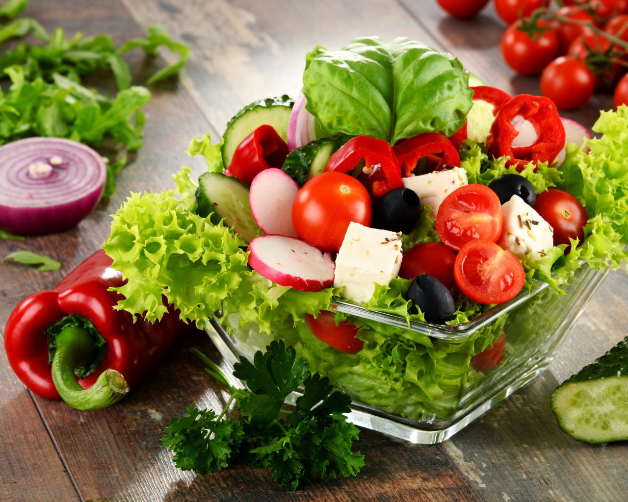 Овощной салат с сыром в стеклянной посуде 