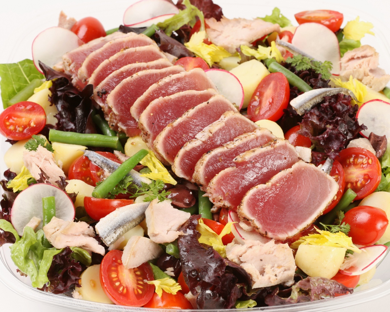 Овощной салат с рыбой и мясом