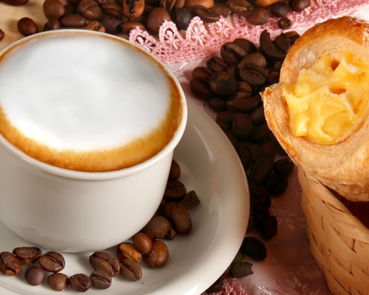 Белая чашка кофе с круассаном 