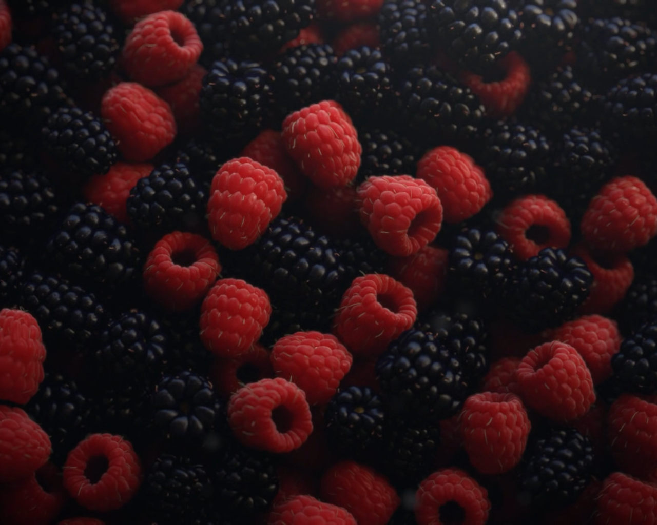 Аппетитная свежая малина и ежевика 