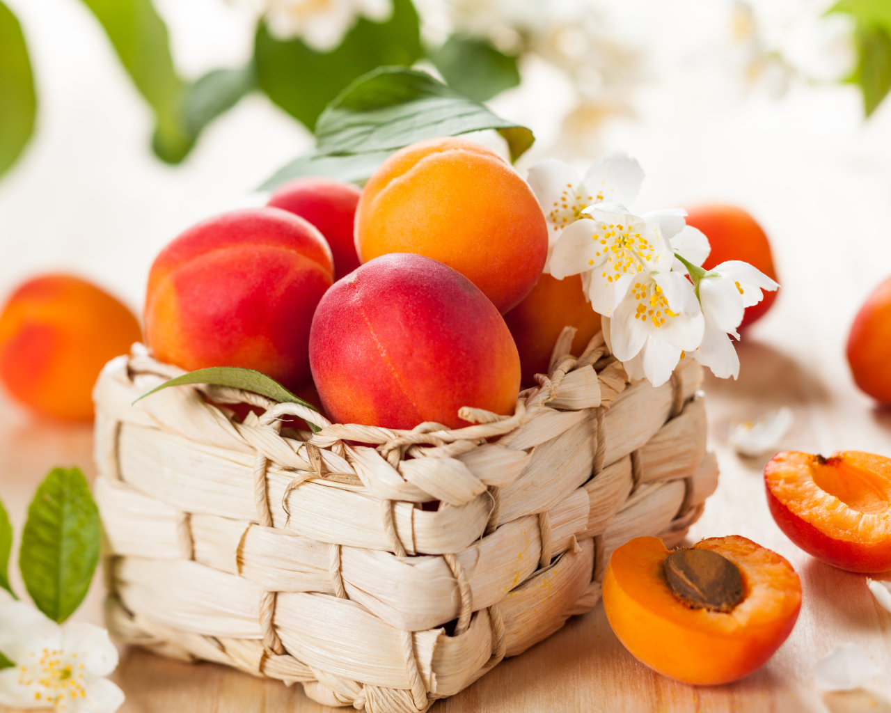 Аппетитные спелые персики в корзине на столе