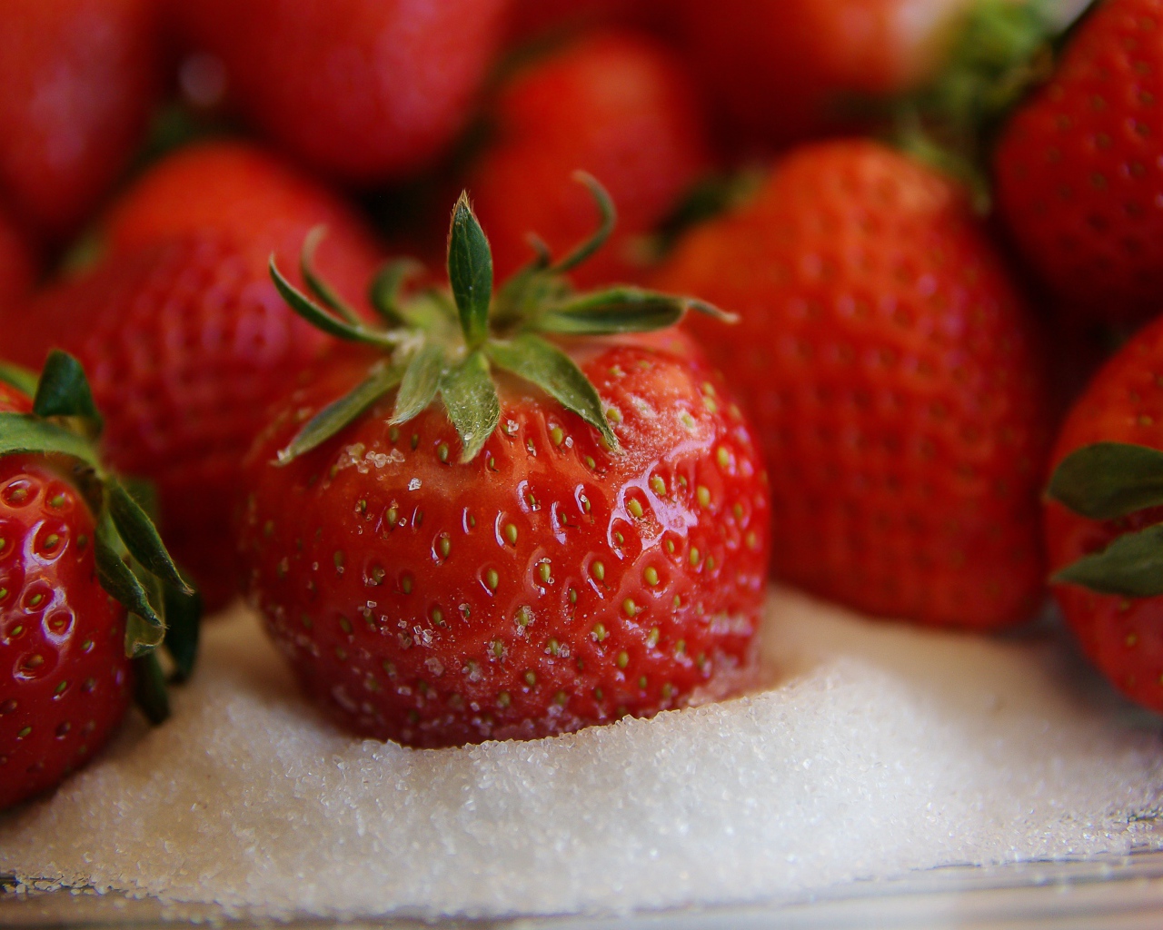 Аппетитная спелая клубника с сахаром 