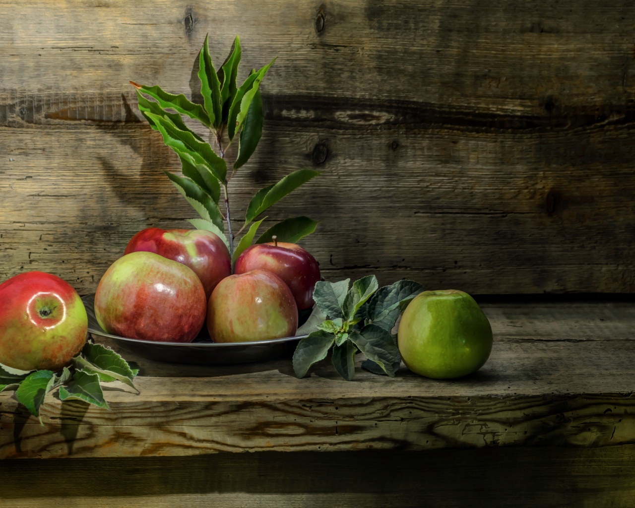 Красивые красные яблоки на деревянной лавке