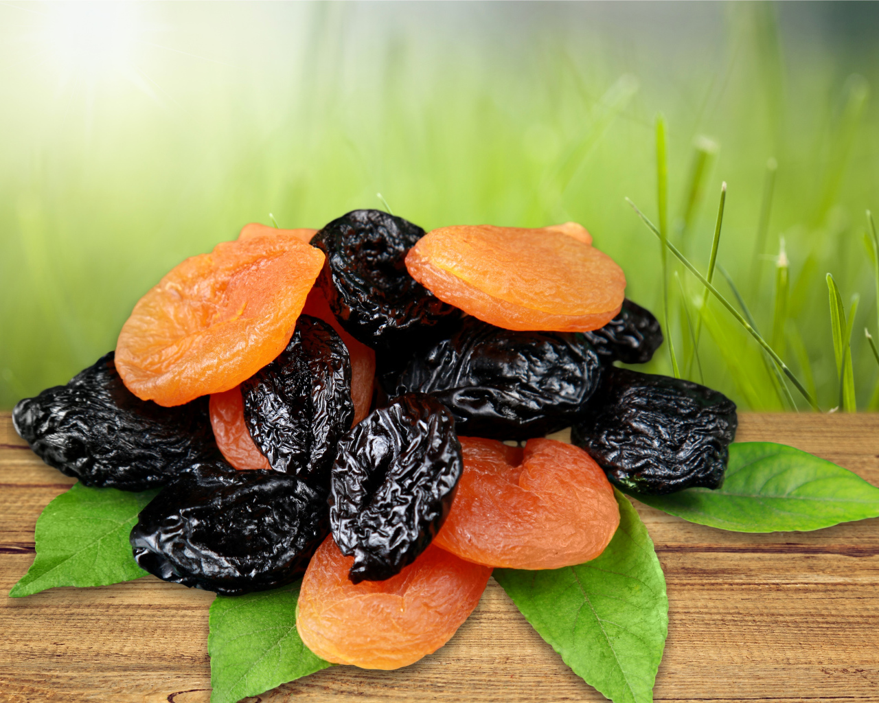 Сухофрукты чернослив и курага крупным планом