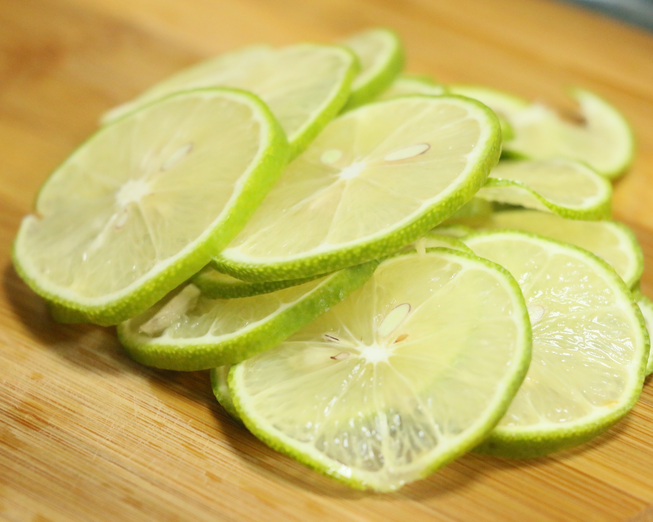 Тонко нарезанные кусочки лайма 