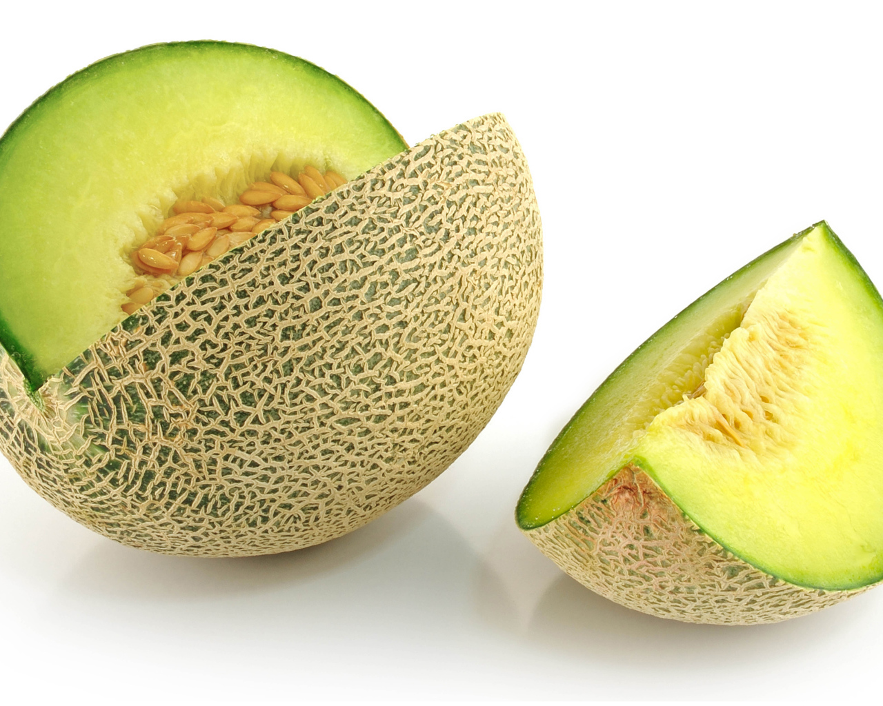 Ароматная дыня крупным планом на белом фоне