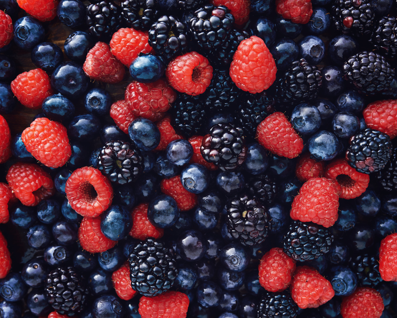 Свежие ягоды черники, малины и ежевики крупным планом
