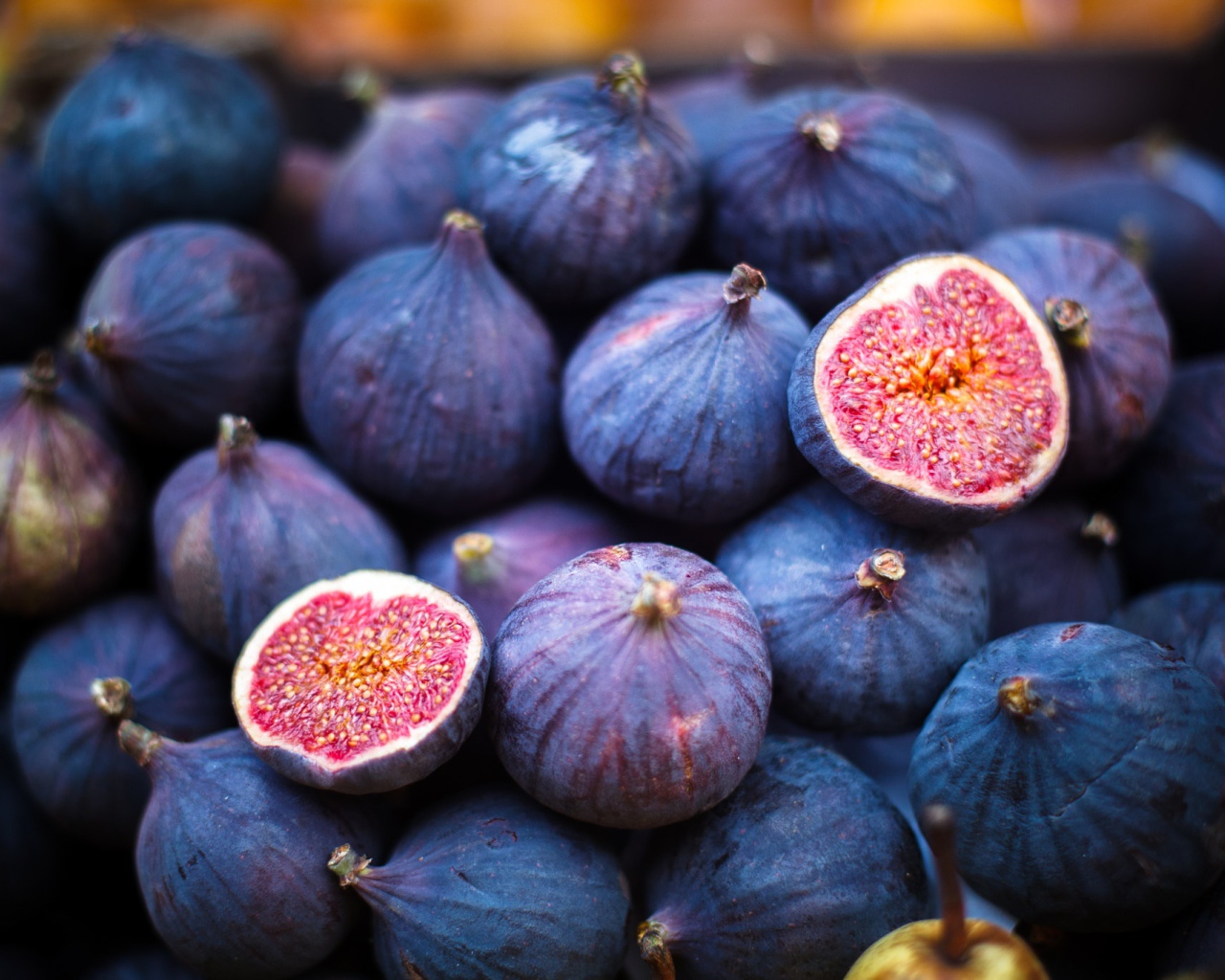 Свежие плоды спелого инжира