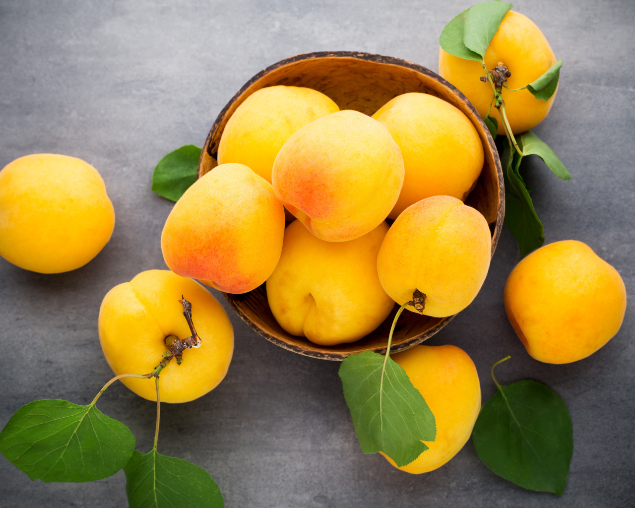 Крупные свежие желтые абрикосы на столе