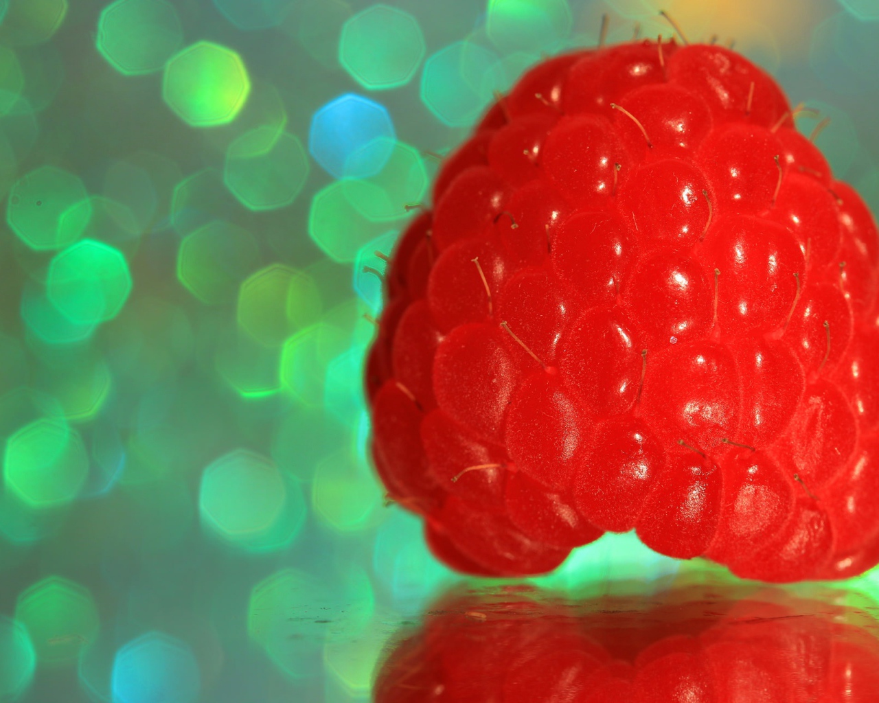 Большая сочная ягода малина крупным планом 