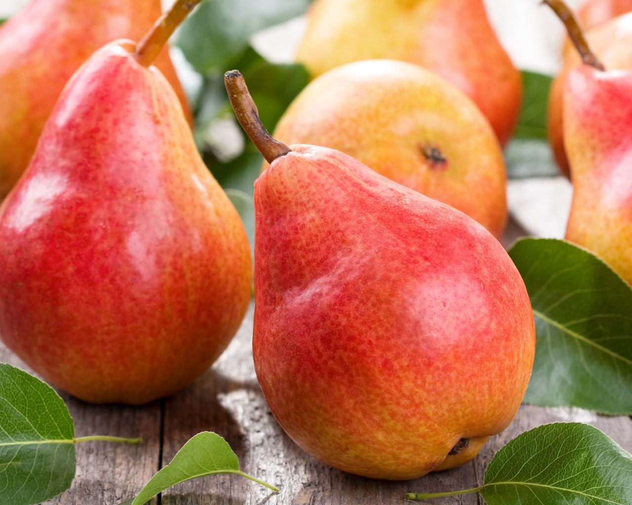 Зрелые аппетитные красные груши