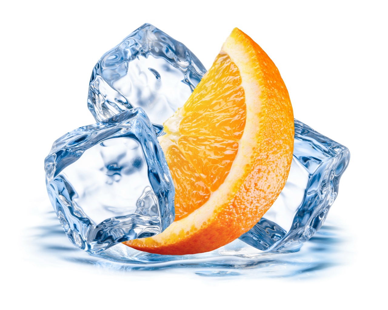 Кусочек апельсина со льдом на белом фоне