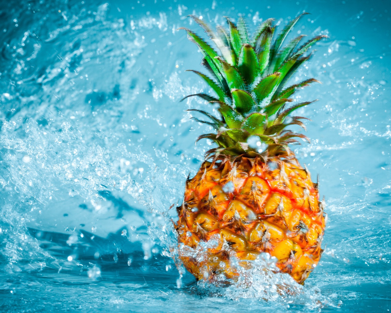 Ананас в воде на голубом фоне 
