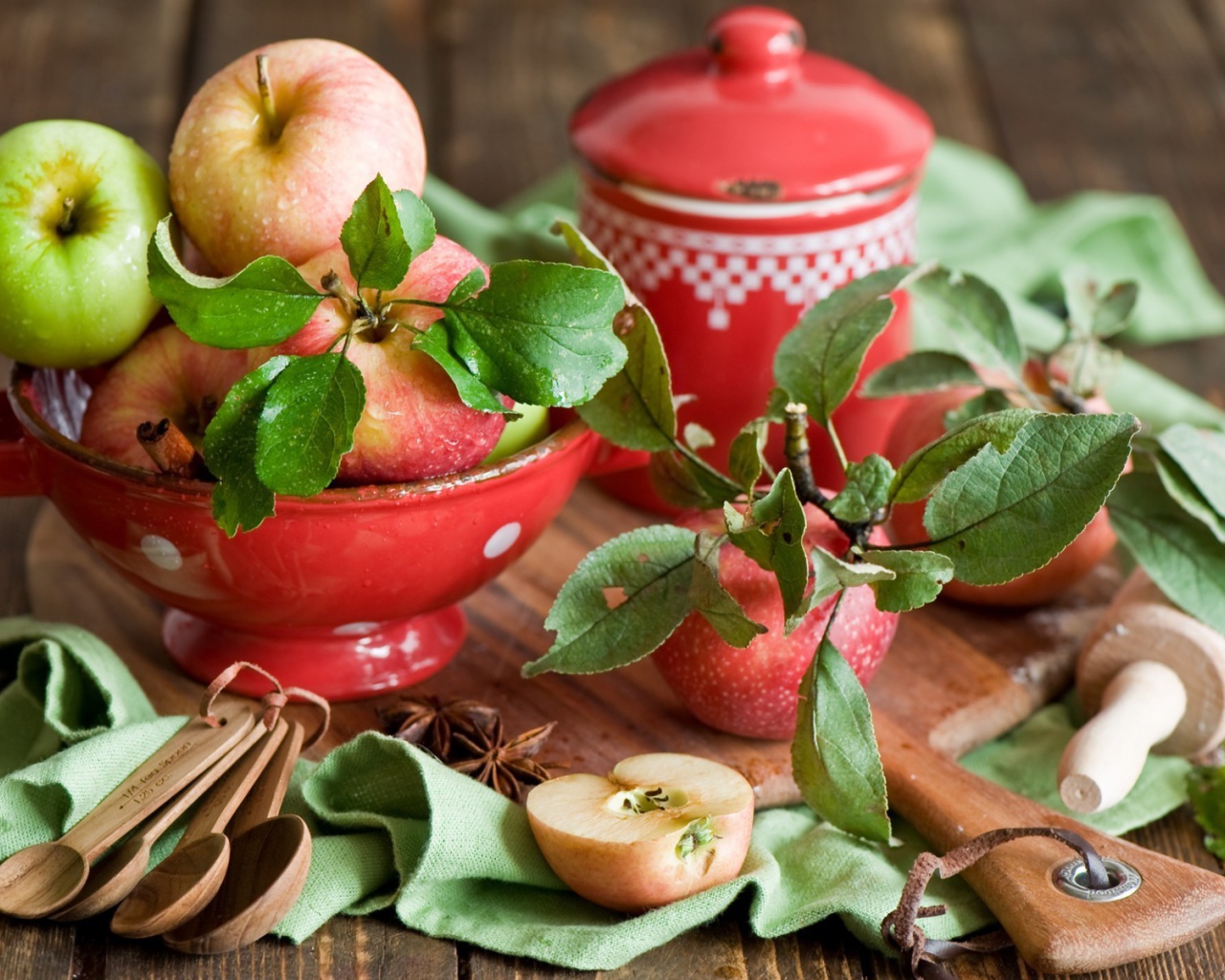 Красные яблоки на столе 