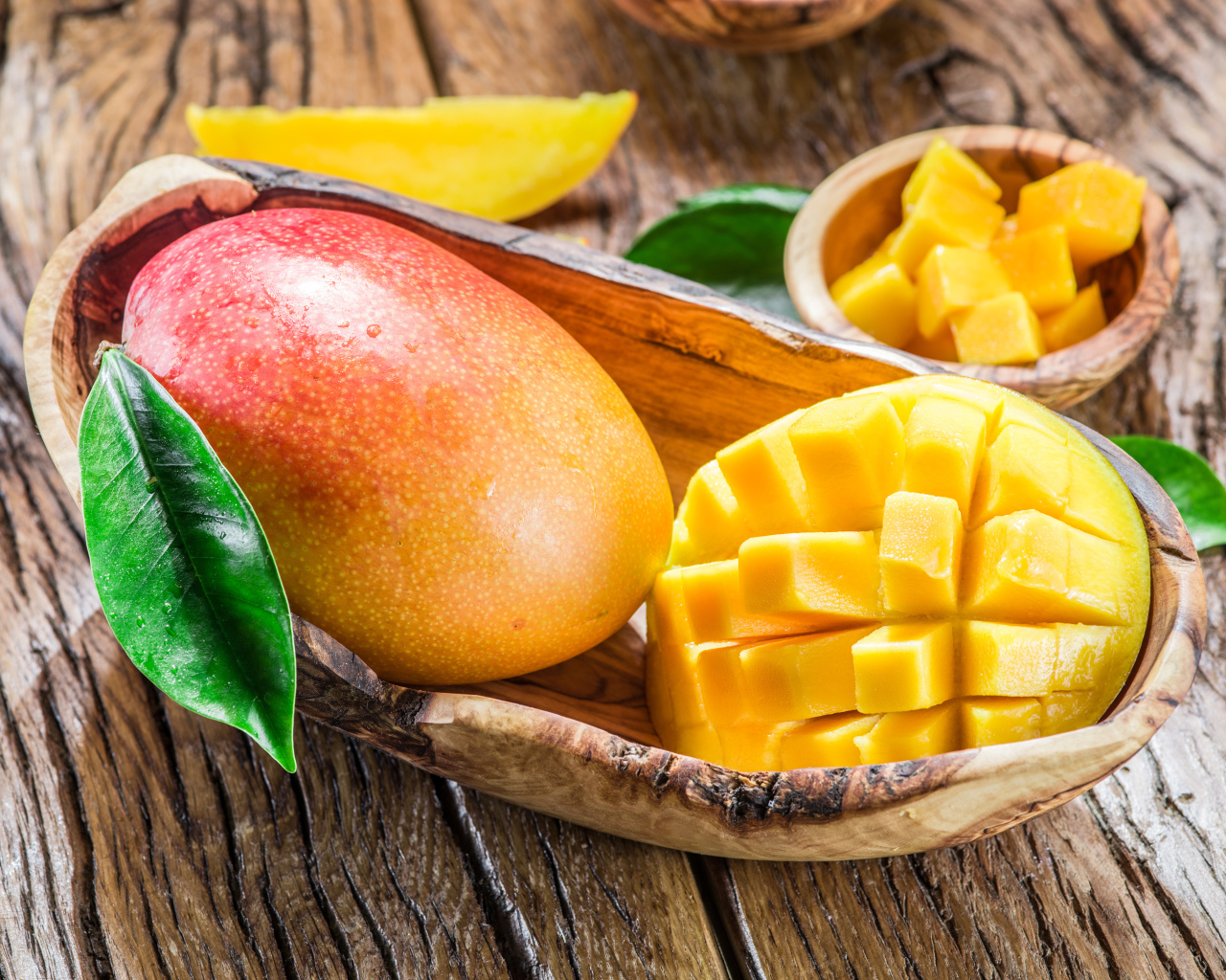 Спелый сочный фрукт манго 