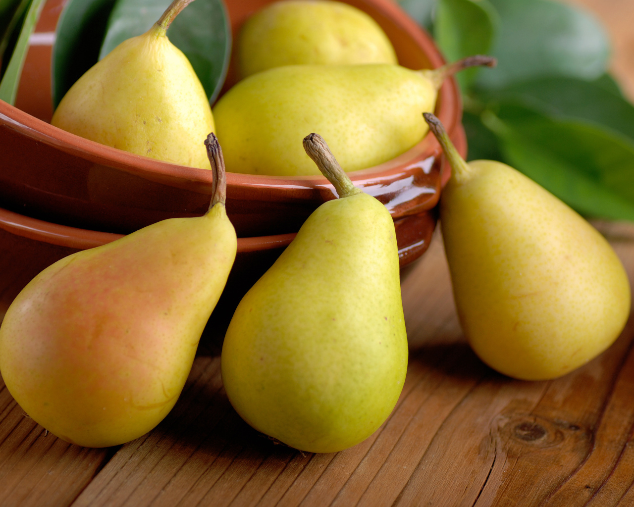 Спелые сочные желтые груши на столе 