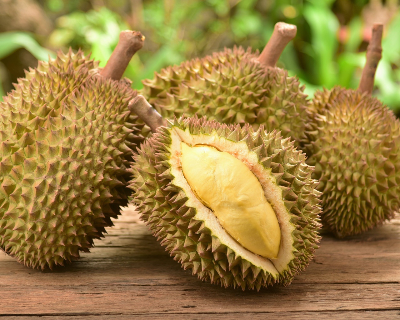 Необычный экзотический фрукт дуриан