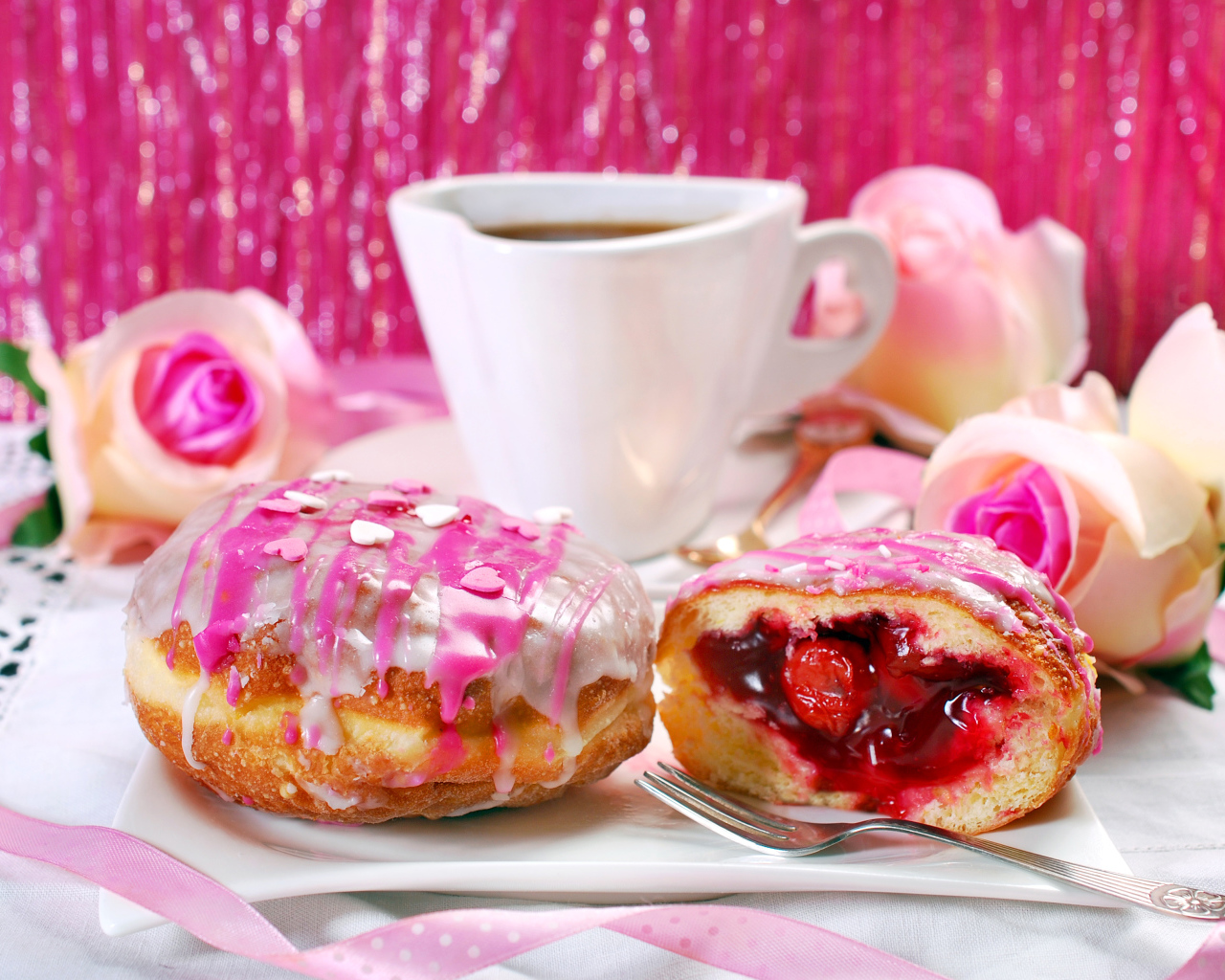 Аппетитные пончики с вишней на столе с кофе