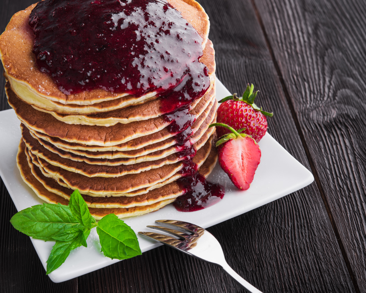 Аппетитные панкейки с джемом и ягодами клубники