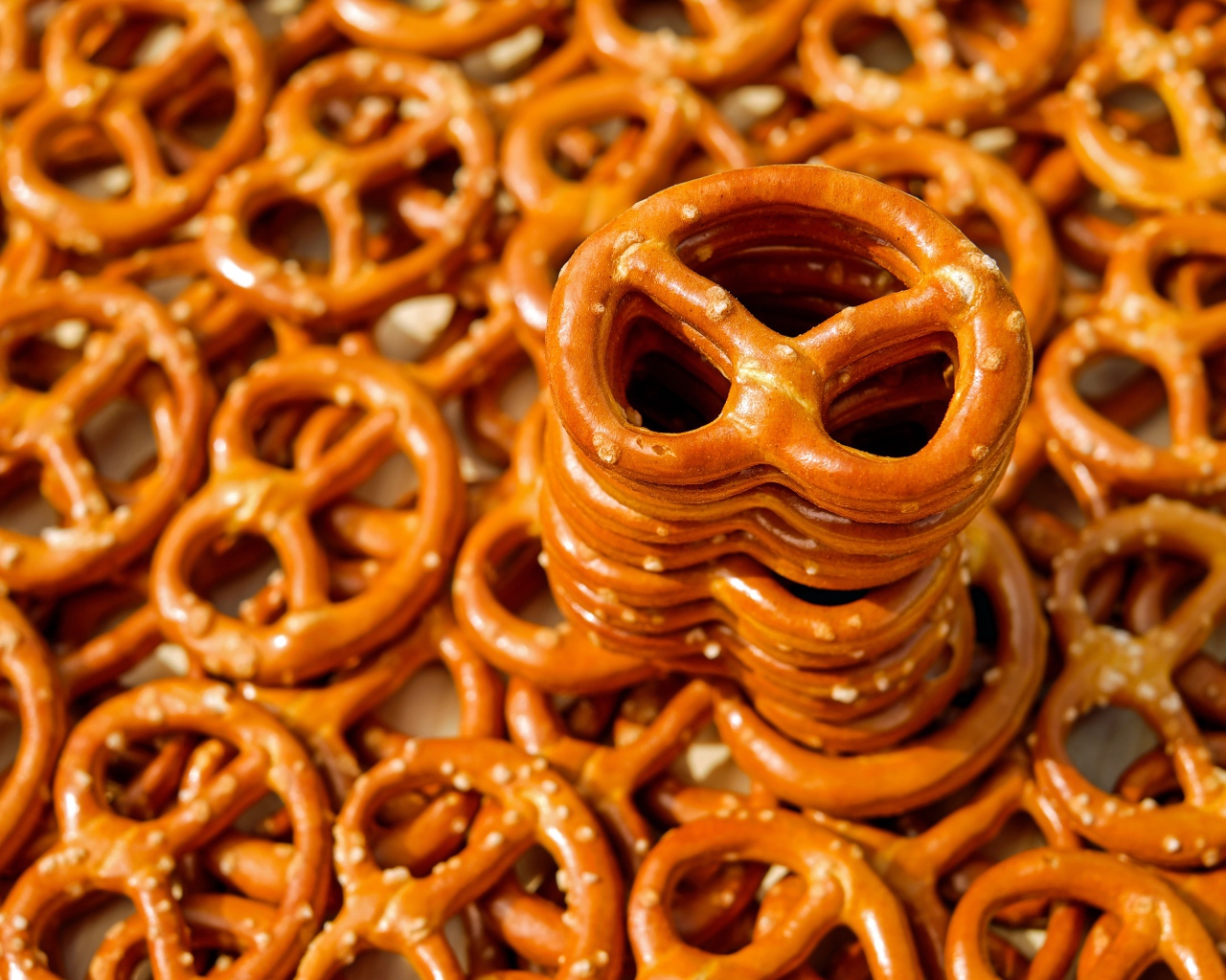 Запеченное аппетитное печенье крендельки