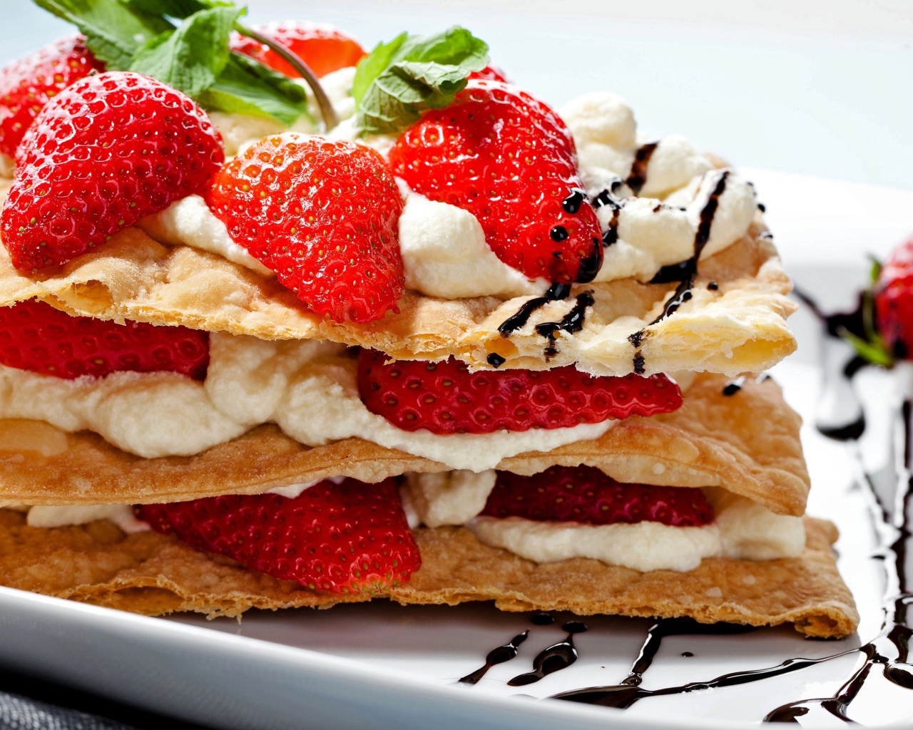 Выпечка с творожным кремом и свежими ягодами клубники