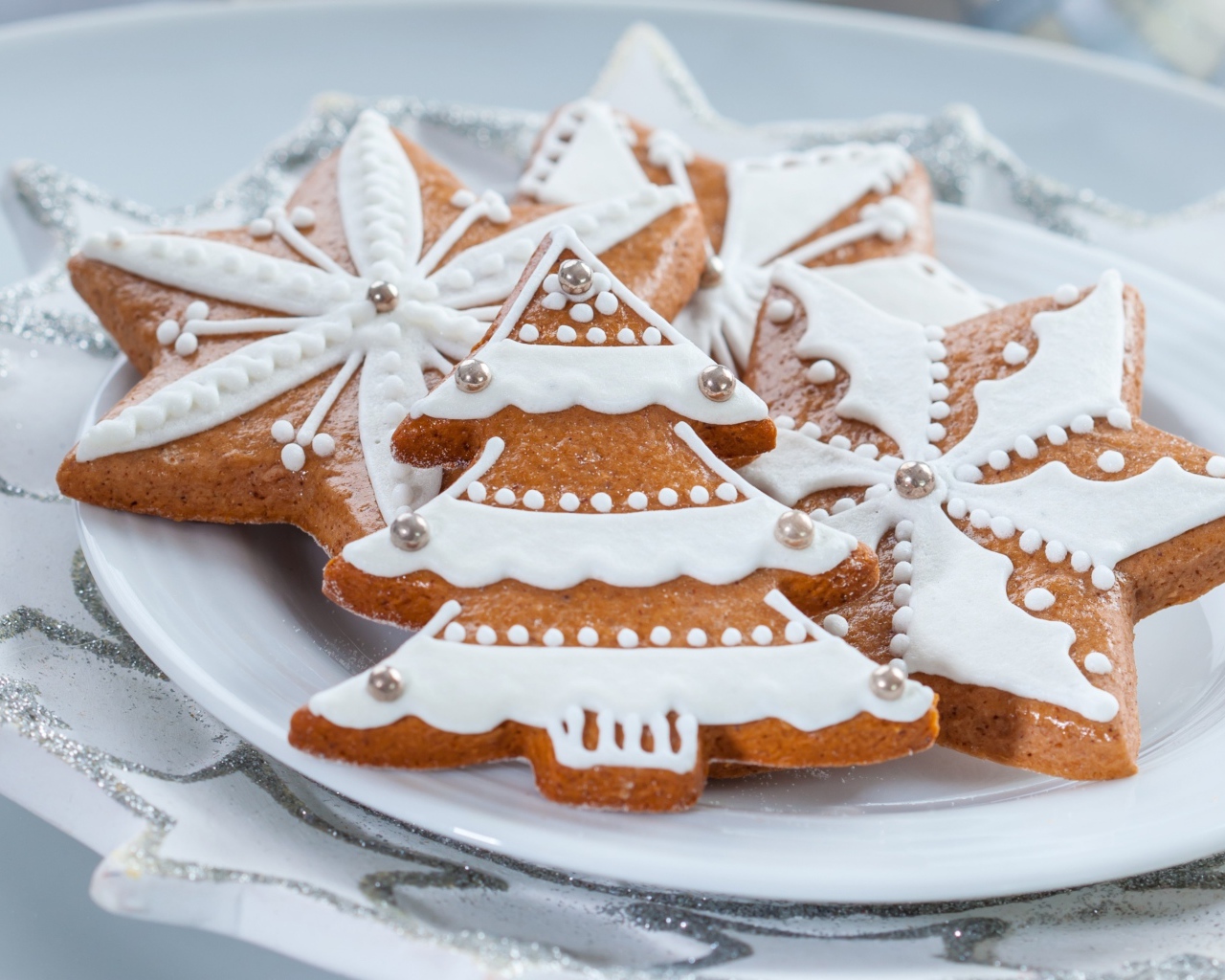 Красивое новогоднее печенье на белой тарелке