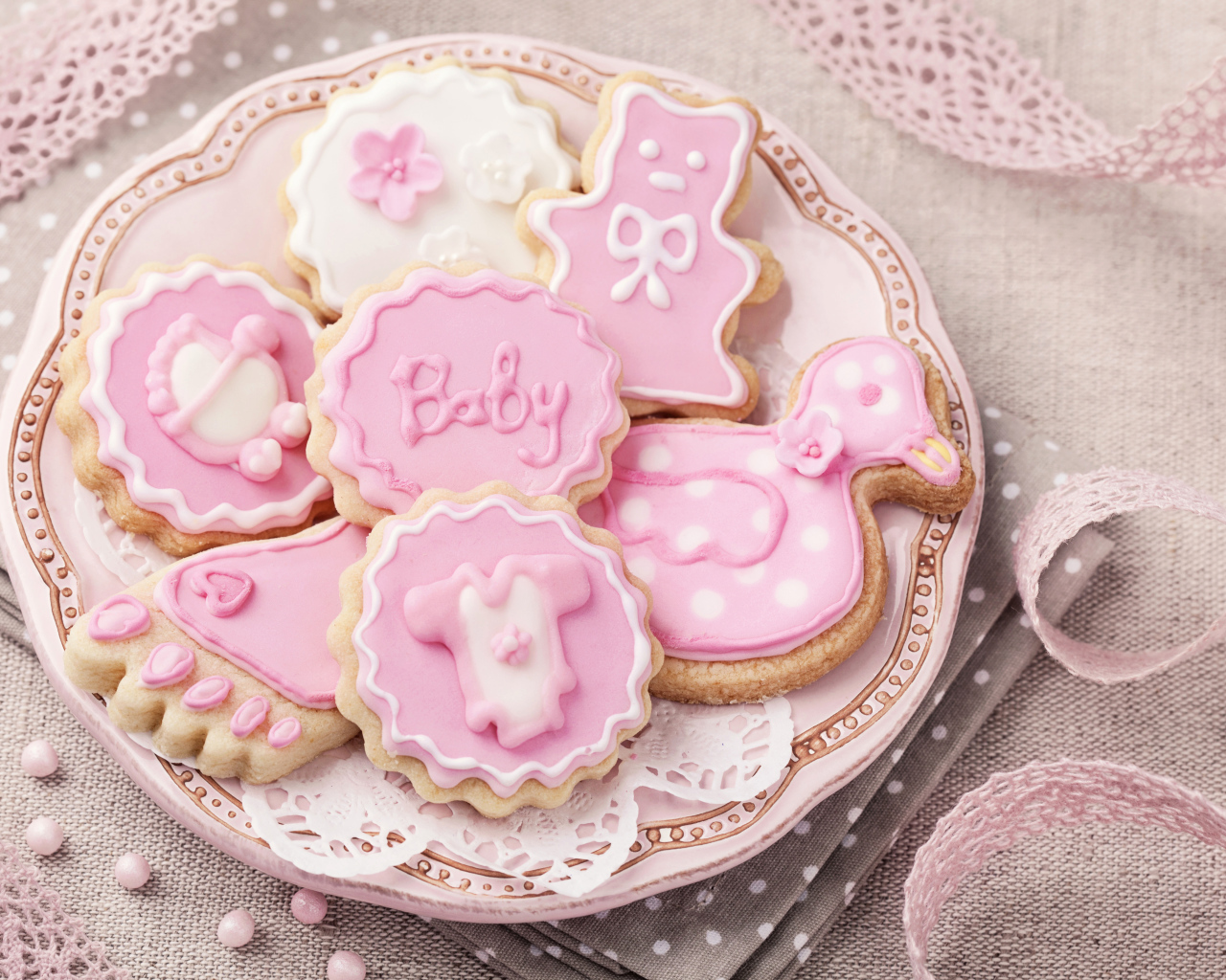 Красивое  праздничное печенье с розовой глазурью  