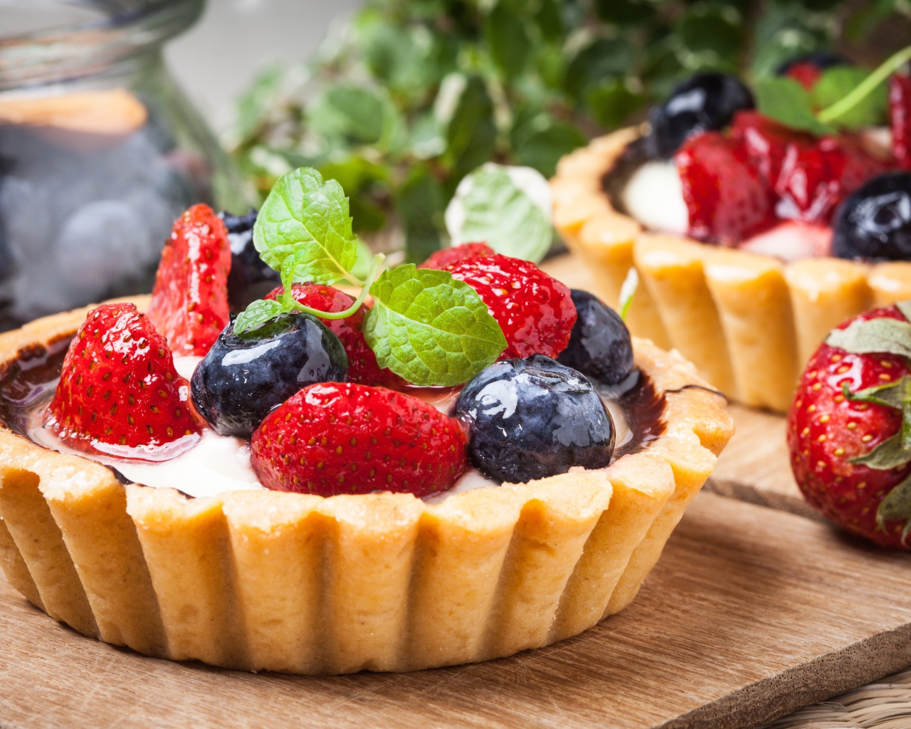 Пирожное с кремом и свежими ягодами черники и клубники