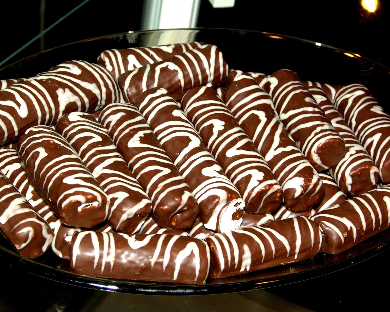 Кондитерское изделие трубочки в шоколаде с кремом