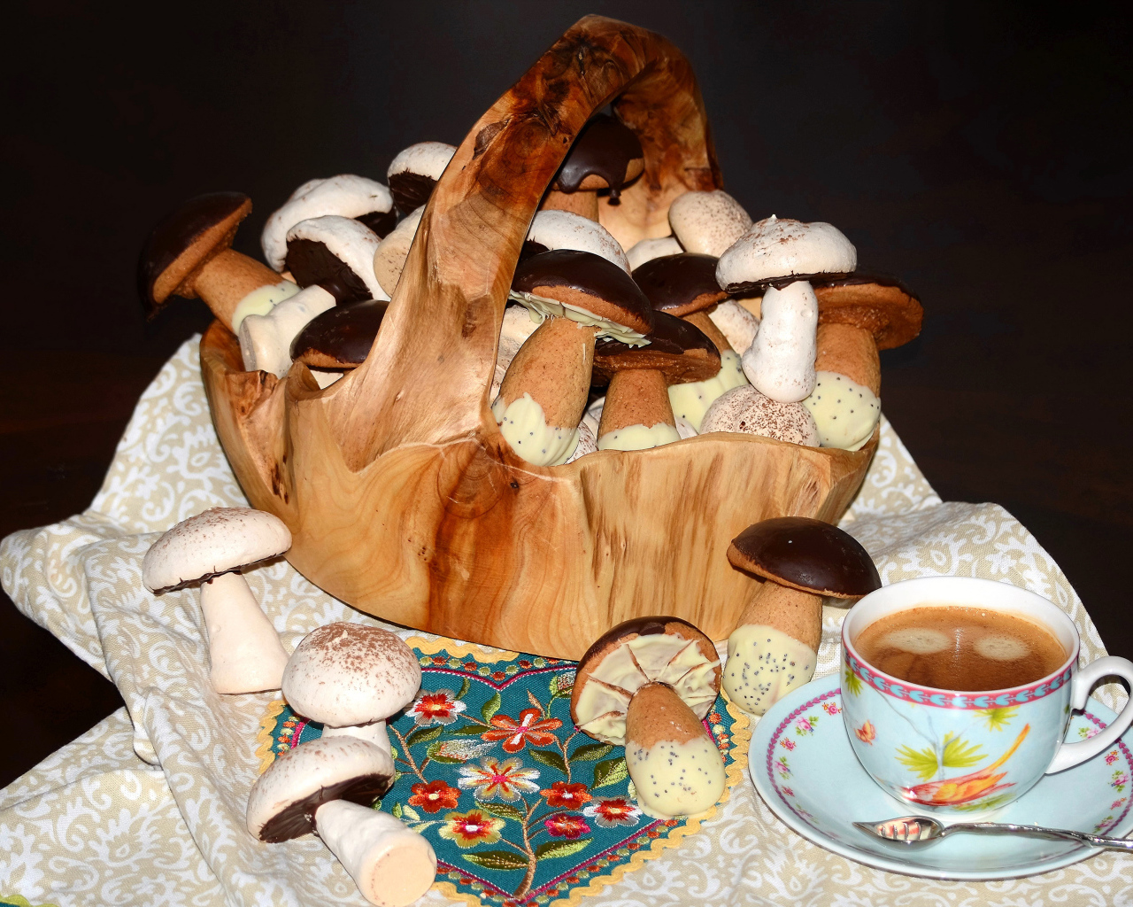 Печенье грибы в корзине с кофе на столе