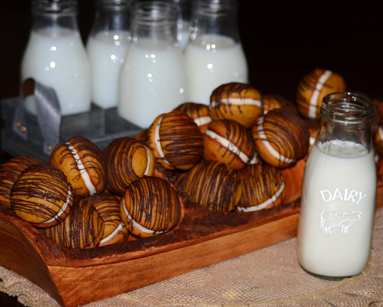 Вкусное круглое печенье с молоком 