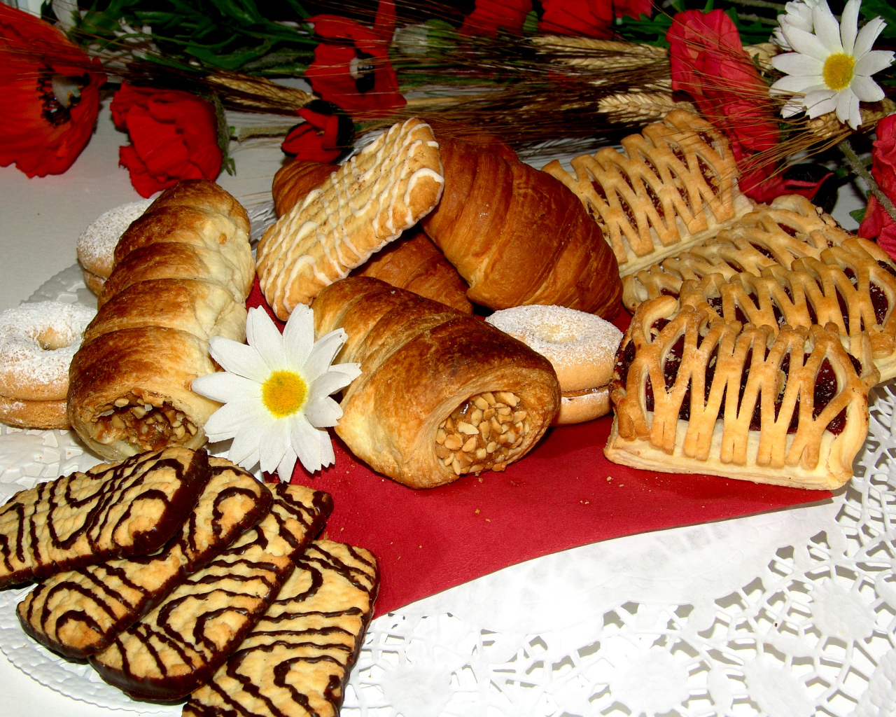 Свежая аппетитная выпечка на столе