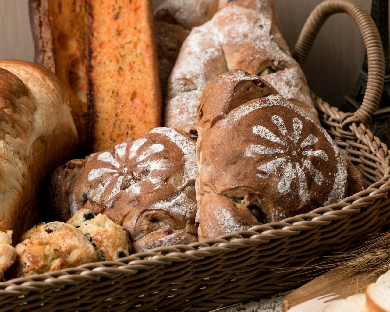 Свежие хлебобулочные изделия в плетеной корзине