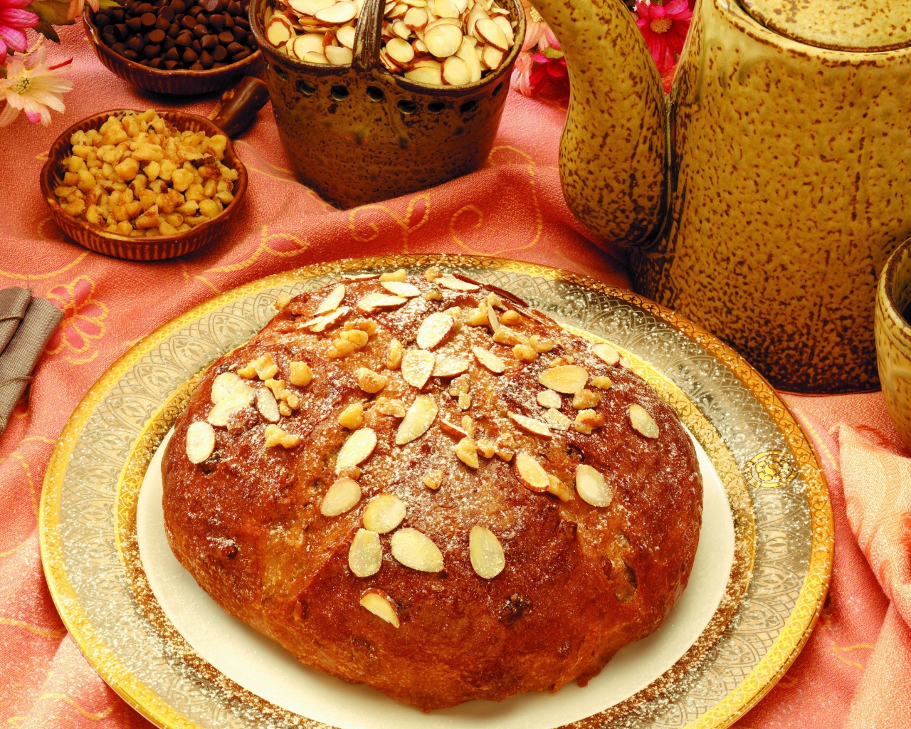 Свежий хлеб с миндальными орехами на столе