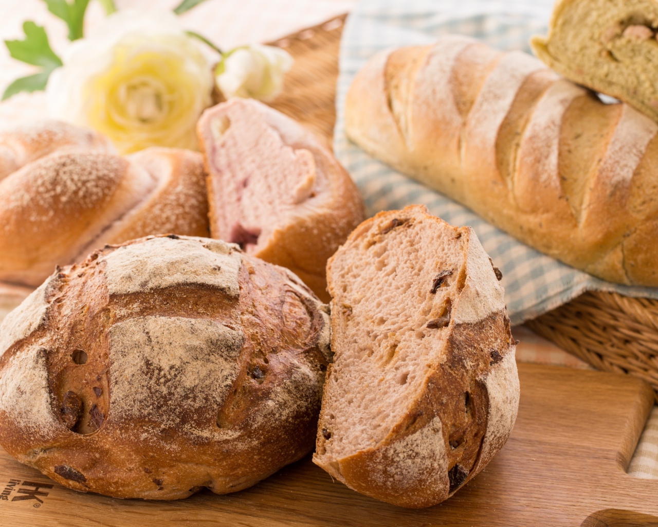 Свежий хлеб с изюмом на разделочной доске