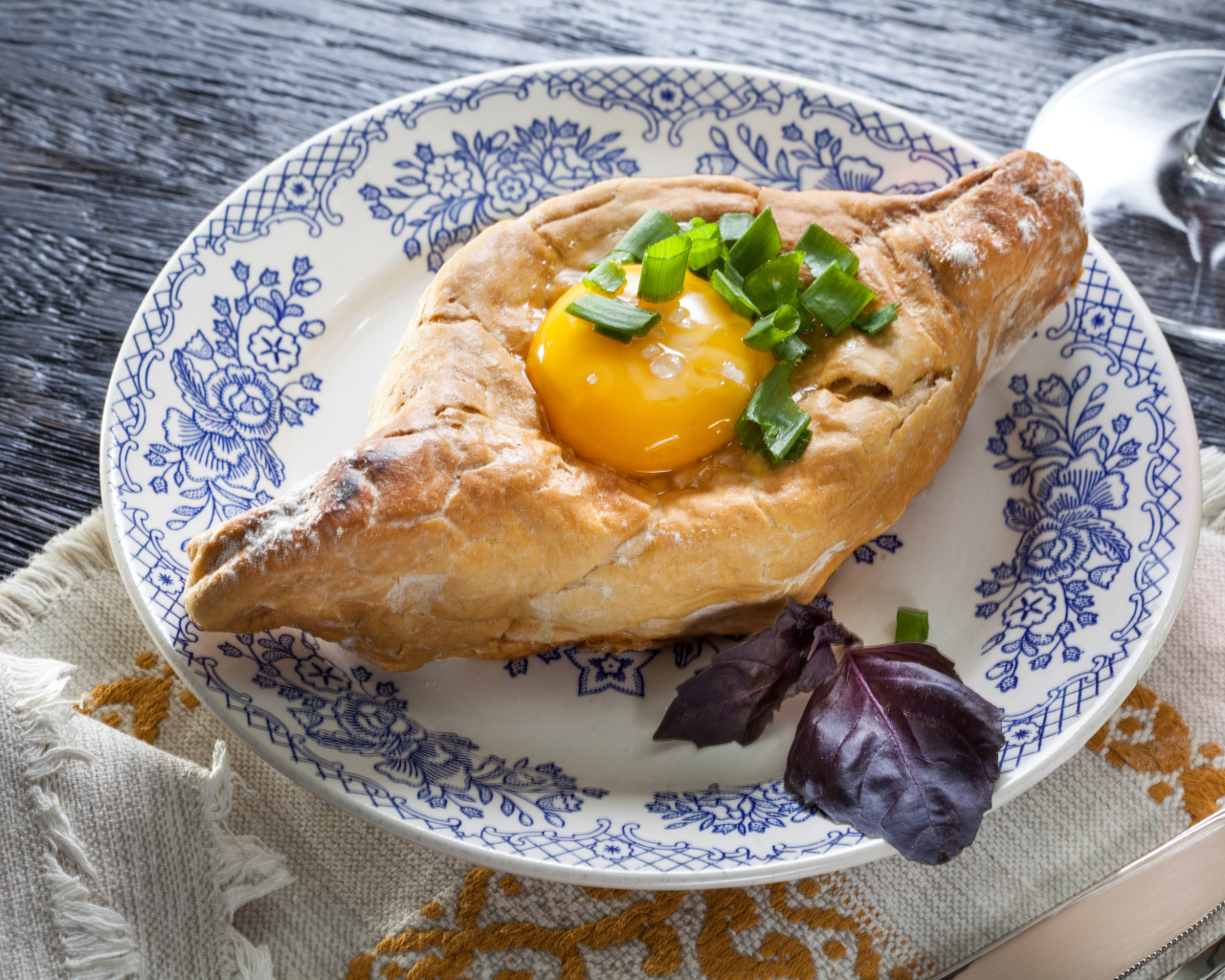 Свежевыпеченный хачапури с яичным желтком 