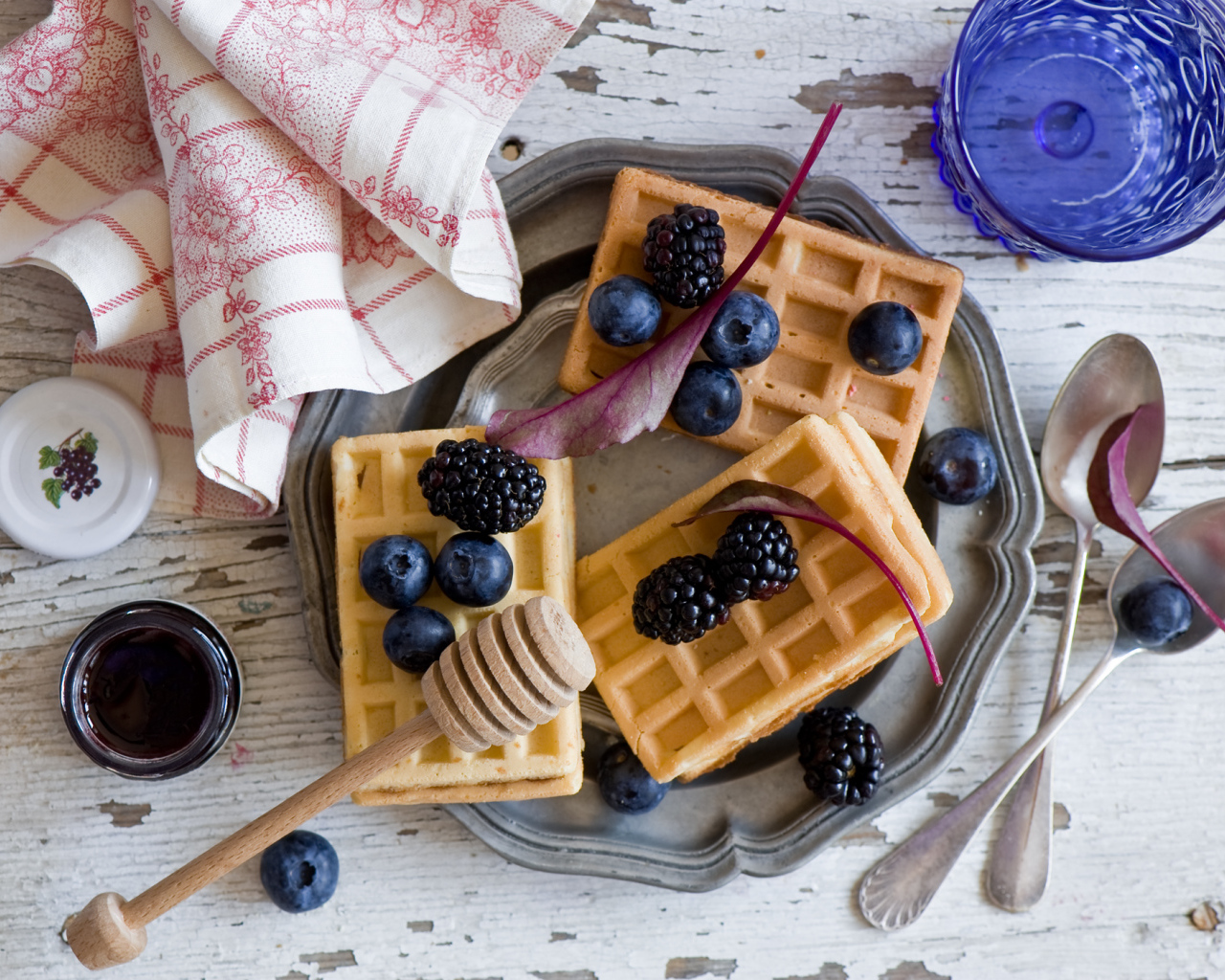Медовые вафли с черникой и ежевикой
