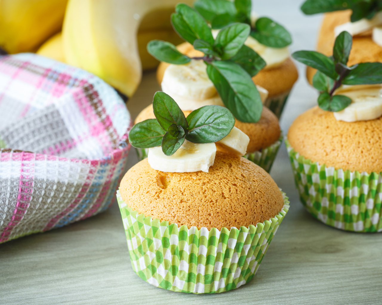 Маффины с бананами и листьями мяты