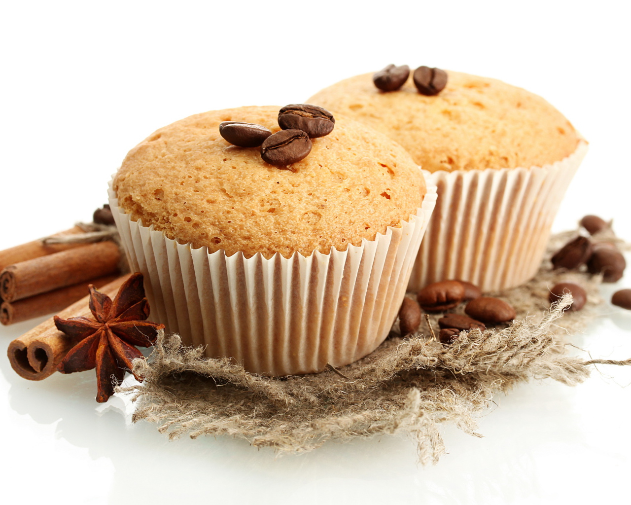 Маффины с зернами кофе и корицей на белом фоне