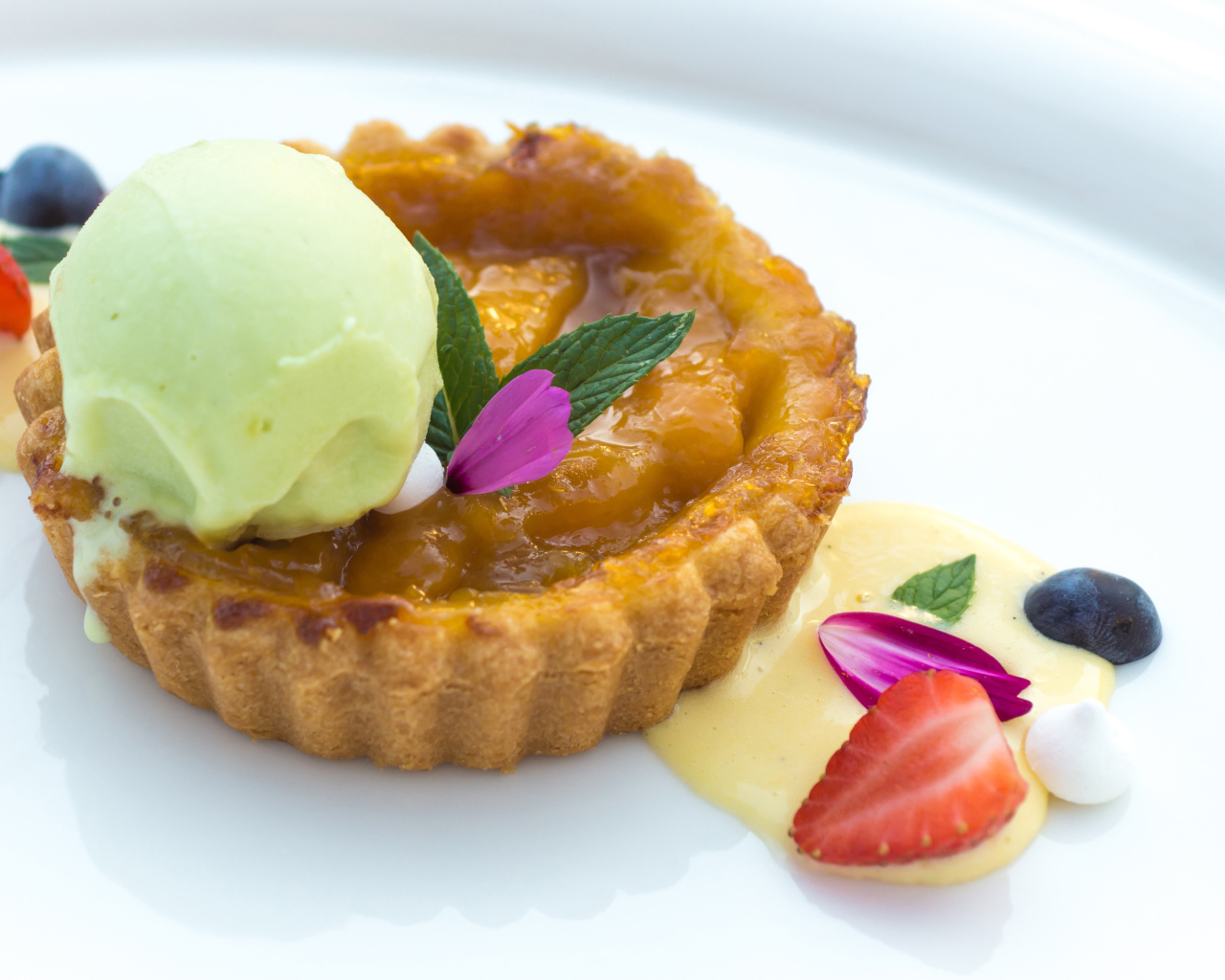 Сладкая выпечка с мороженым и джемом