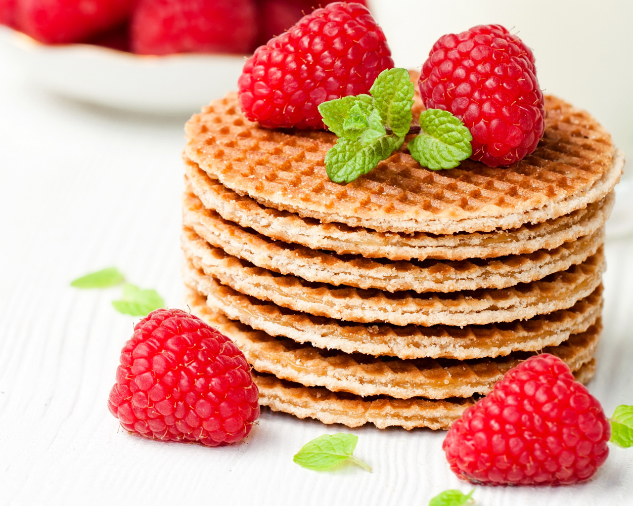 Сладкие вафли со свежей малиной